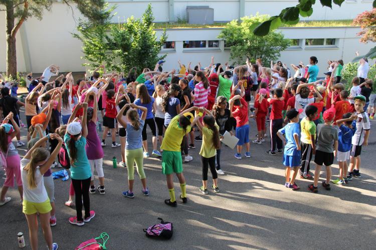 Die Kinder der Schule Bannfeld beim Warm-up für den Fit4future-Sporttag.
