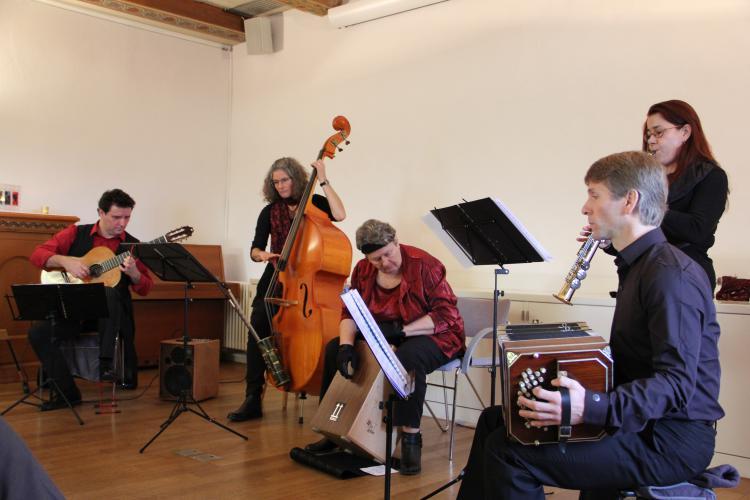 Gruppe «Gitango» mit Stefan Engeler (Gitarre), Gabrielle Klee (Sopransax), Manuela Einsler (Kontrabass), Jens Biedermann (Bandoneon) und Jill Schmid (Cajòn). 
