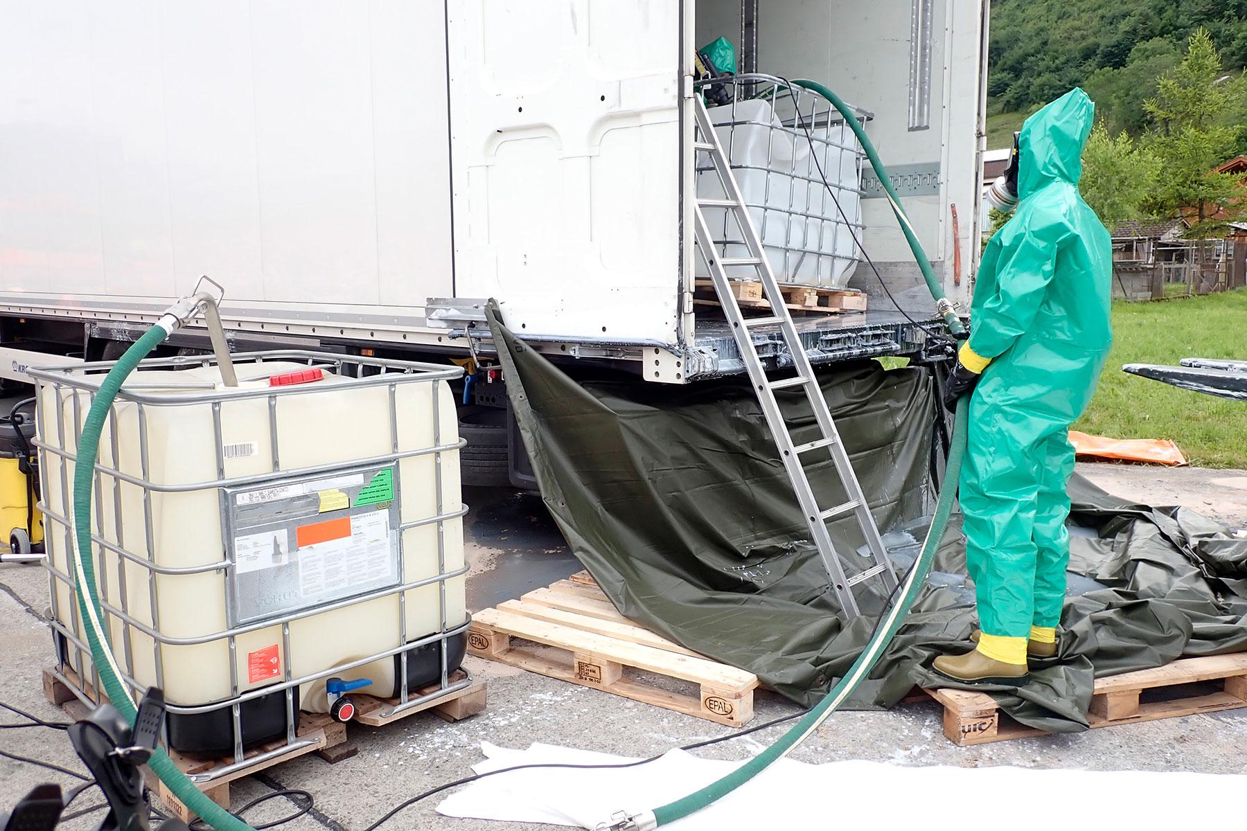 Aus dem Laderaum eines fahrenden Lastwagens tropft eine Chemikalie. In Ennetbürgen kommt es zum Chemiewehreinsatz.