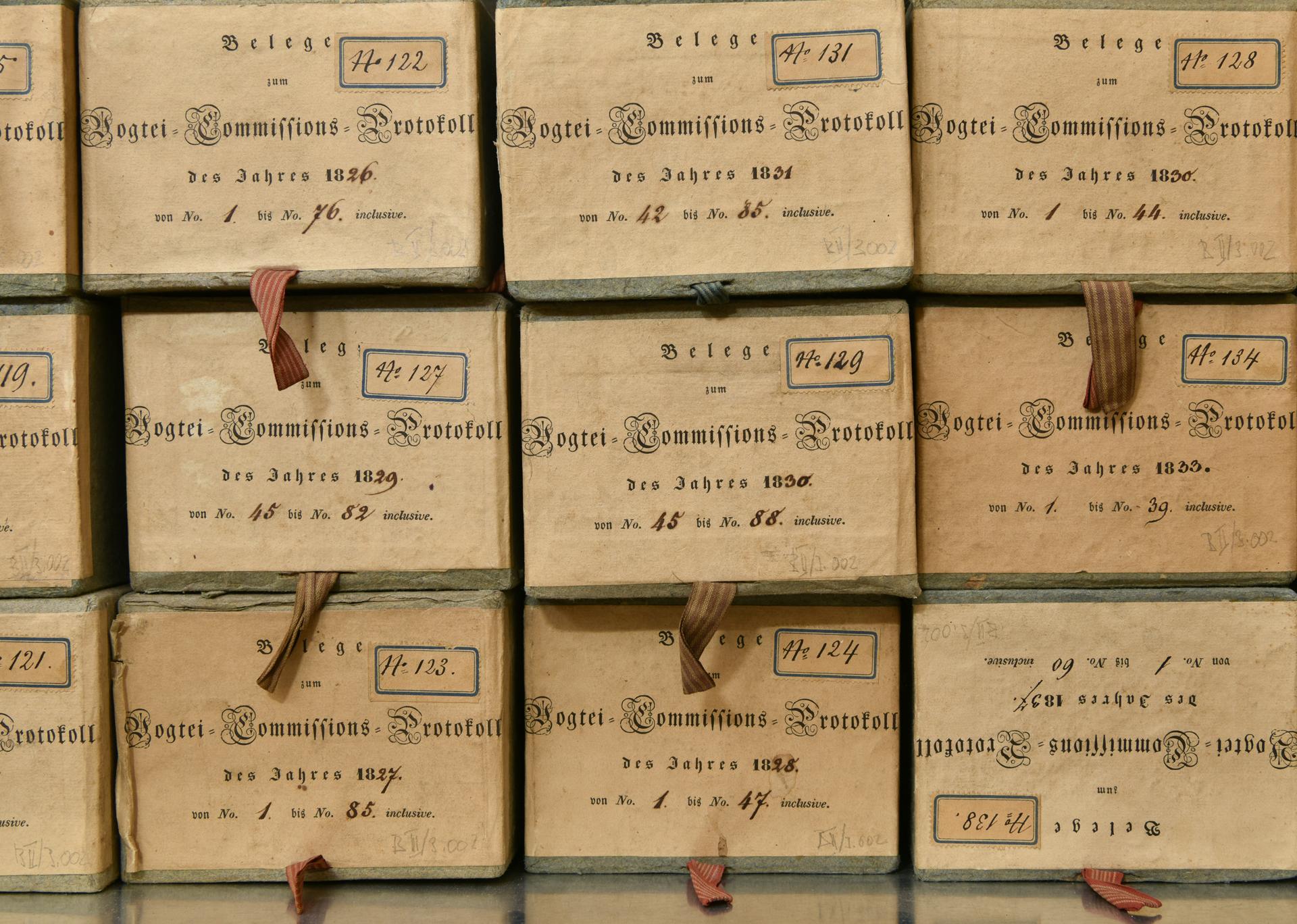 Archivschachteln,
die für die Aufbewahrung von Belegen
zu Vogtei-Commissions-Protokollen
von ca. 1816–1843 dienten. (StadtAC,
F 01.0633, Foto Stephan Schenk, 2024).