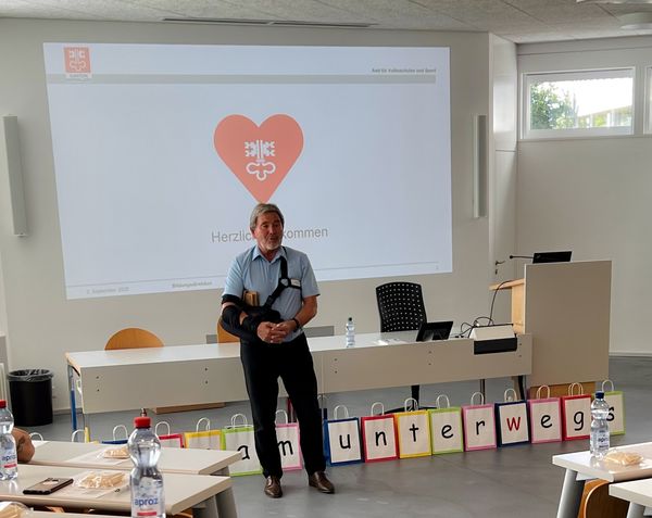 Bildungsdirektor Res Schmid begrüsst die neuen Lehrpersonen.