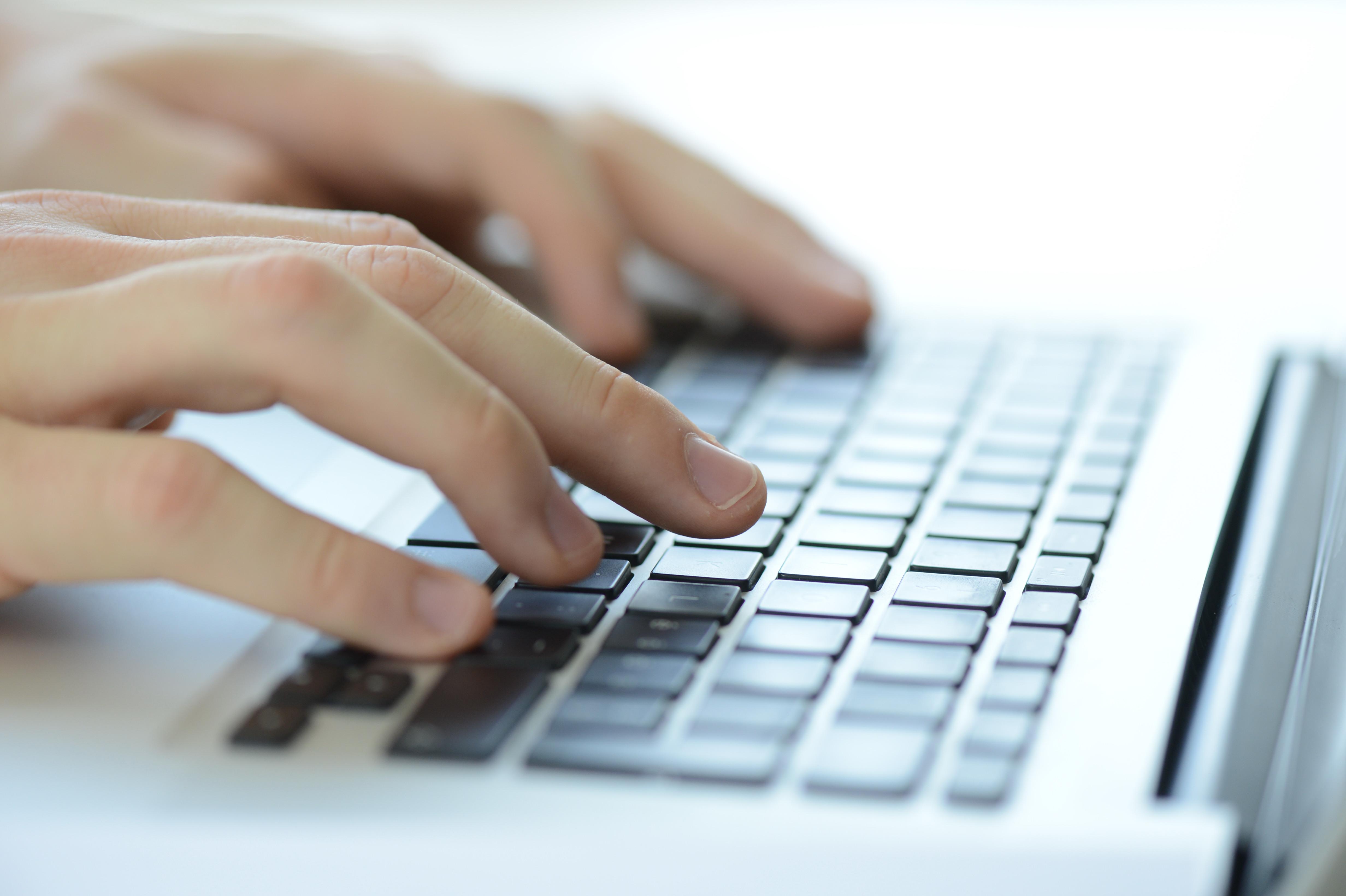 Mains sur un clavier d'ordinateur portable
