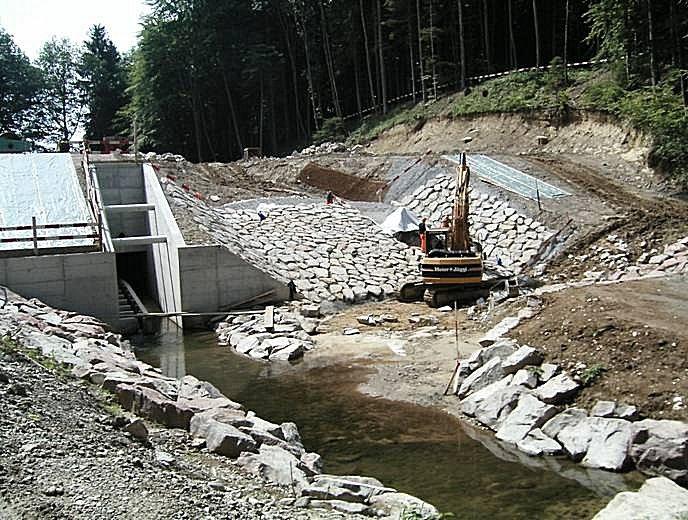Arbeiten an der Hochwasserentlastungsrinne.