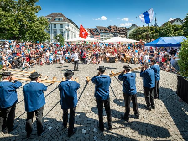 Zuger Alphornbläser in Grossformation mit Fahnenschwingern