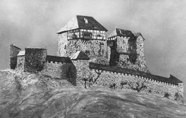 Modell der Burg Wädenswil, Ansicht vom Reidholz her. Es wurde 1945 von Walter Müller, Abwart im Schulhaus Glärnisch, aus unzähligen Kieselsteinen des Schulhausplatzes und aus Streichhölzern erstellt. Heute steht dieses Modell im Ritterhaus in Bubikon.
