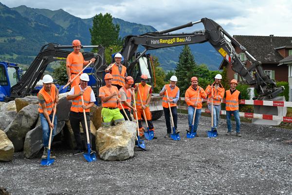 Spatenstich HIlfswehr; Personen von links nach rechts: Unten: Bernhard Richlin (Kissling + Zbinden AG), Roland Christen (Leiter Amt für Wald und Landschaft),  Marcel Kuriger (Brun AG), Granit Metaj (Brun AG), Andreas Tschanz (Kissling + Zbinden AG), Martin Andres (Kissling + Zbinden AG), Lutfi Neziri (Hans Renggli Bau AG), Rafael von Wyl (Projektleiter Wasserbau, Amt für Wald und Landschaft), Mirco Laloli (IUB AG)  Oben: Marcel Vogel (Hans Renggli Bau AG), Dr. Josef Hess (Regierungsrat, Departementsvorsteher BRD) 
