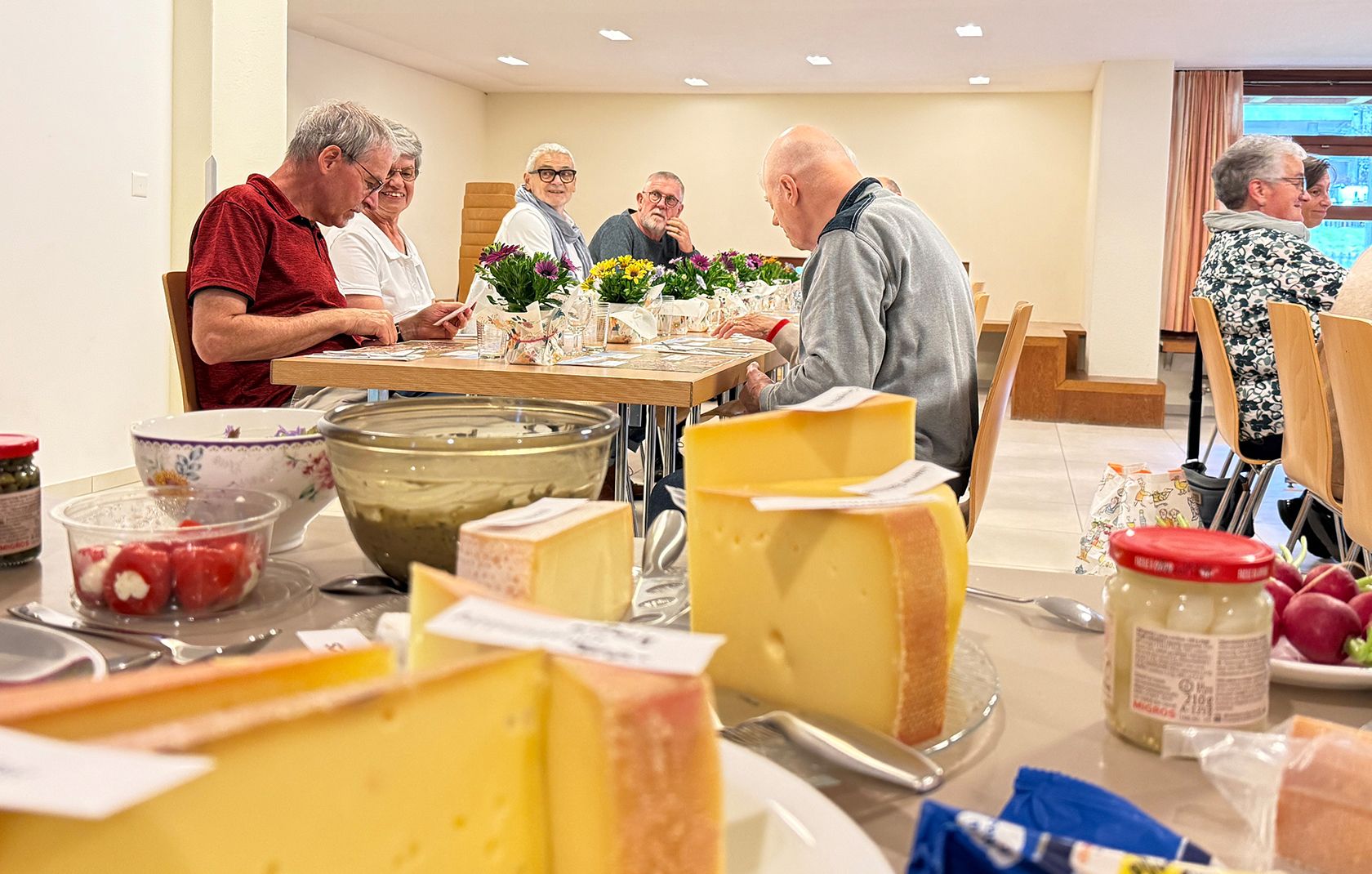 Die Gemeinde Schübelbach brachte die Freiwilligen mit einem «Gummeli-Teilete» zusammen und dankte diesen für deren Engagement für unsere Gemeinde.