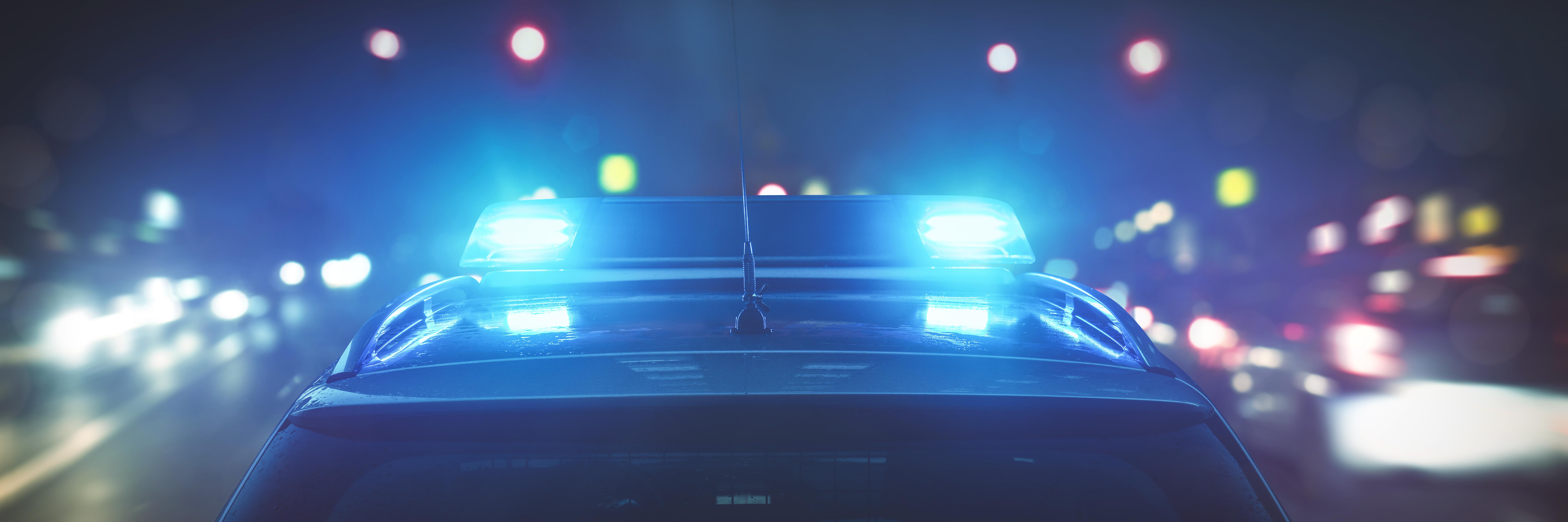 Bild eines beleuchteten Polizeiwagens