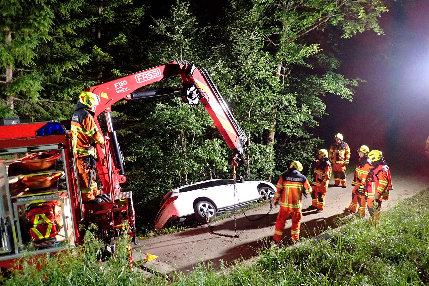 Im Kohltal in Emmetten muss ein verunfalltes Auto geborgen werden.