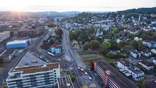 Der Verkehr fliesst in der neuen Badenerstrasse.