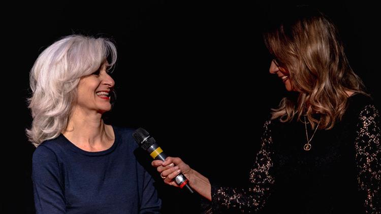 Kunstpreisträgerin Letizia Fiorenza beim Interview