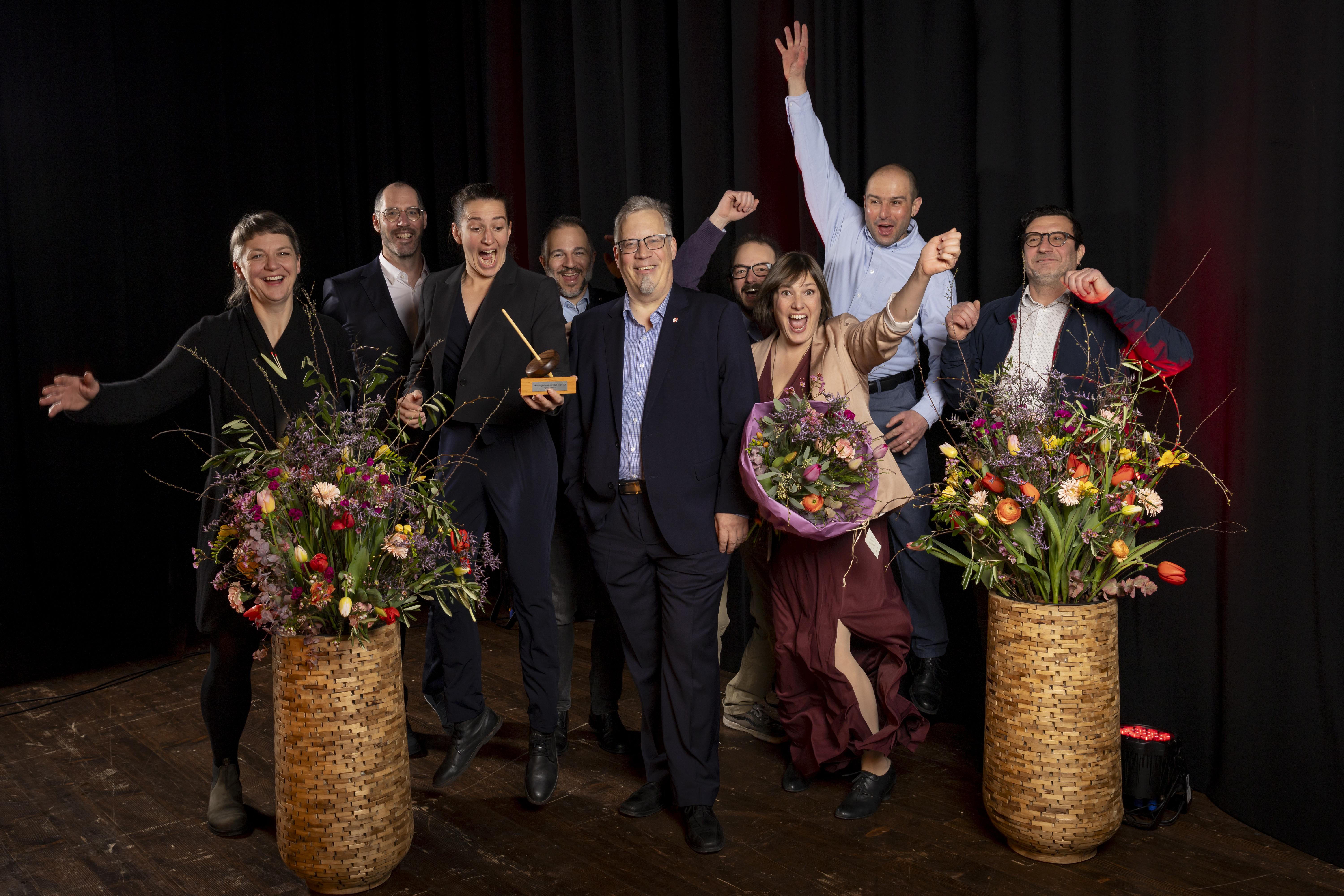 Stadtrat Stefan Feldmann mit Gewinnerinen und Gewinnern Nachhaltigkeitspreis Verein Konkret