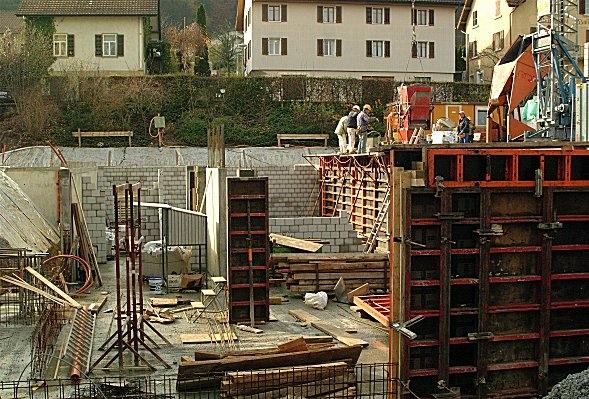 Die Wände für das Untergeschoss des Erweiterungsbaus wachsen.
