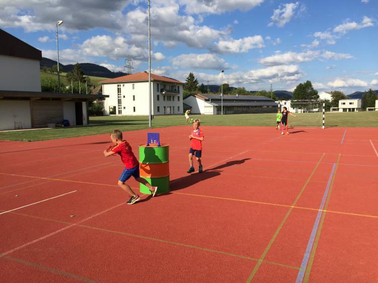 Spiel-Sport-Fun

Die angemeldeten 9 Kinder, 6 Jungs und 3 Mädchen trafen sich am Freitag-Abend 10.August um 18 Uhr beim Schulhaus draussen auf dem Sportplatz zum letzten Kurs des diesjährigen Ferienpasses.
Daniel Müller vom Turnverein Herbetswil organisierte und leitete den Kurs. Zuerst wurden die Kinder in 3 Gruppen aufgeteilt und danach durften sie in 6 verschiedenen lustigen Spielen gegeneinander antreten:
1.	Vier-Gewinnt-Lauf
2.	Fussball-Golf
3.	Unihockey-Staffette
4.	Töggeli-Fussball
5.	Wasserbombe
6.	Baseball

Dank dem schönen und warmen Wetter war es halb-so-schlimm, dass die meisten beim 5.Spiel Wasserbombe nass wurden, wenn der gefangene Wasserballon mal platze.
Ebenso lustig zeigte sich das 6.Spiel Baseball, bei dem so einige Fehlschläge, also Luftlöcher geschlagen wurden.
Um 21 Uhr war dann das Turnier zu ende und das Team Rot (Barmettler Jan  Winkler Laura  Altermatt Nevio) ging als klarer Sieger hervor.   
Die gewonnenen Schokoladen-Preise waren dann auch schnell mal vernichtet und es ging wieder nach Hause.


