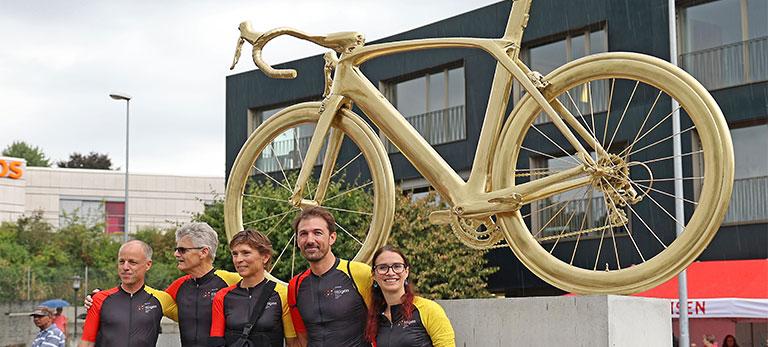 Die neue Kreiseldekoration: ein goldenes Rennvelo.