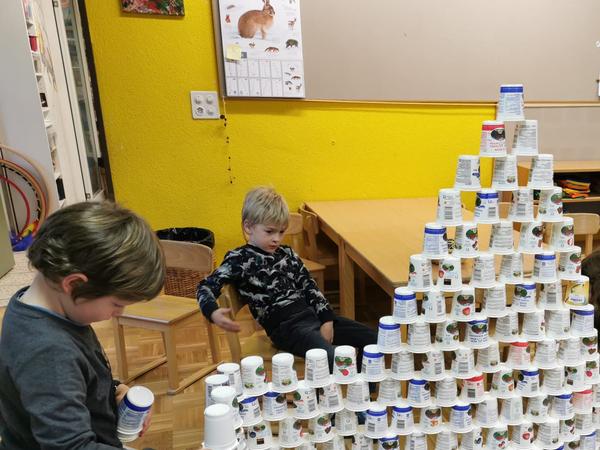 Kunstwerk aus Joghurtbechern