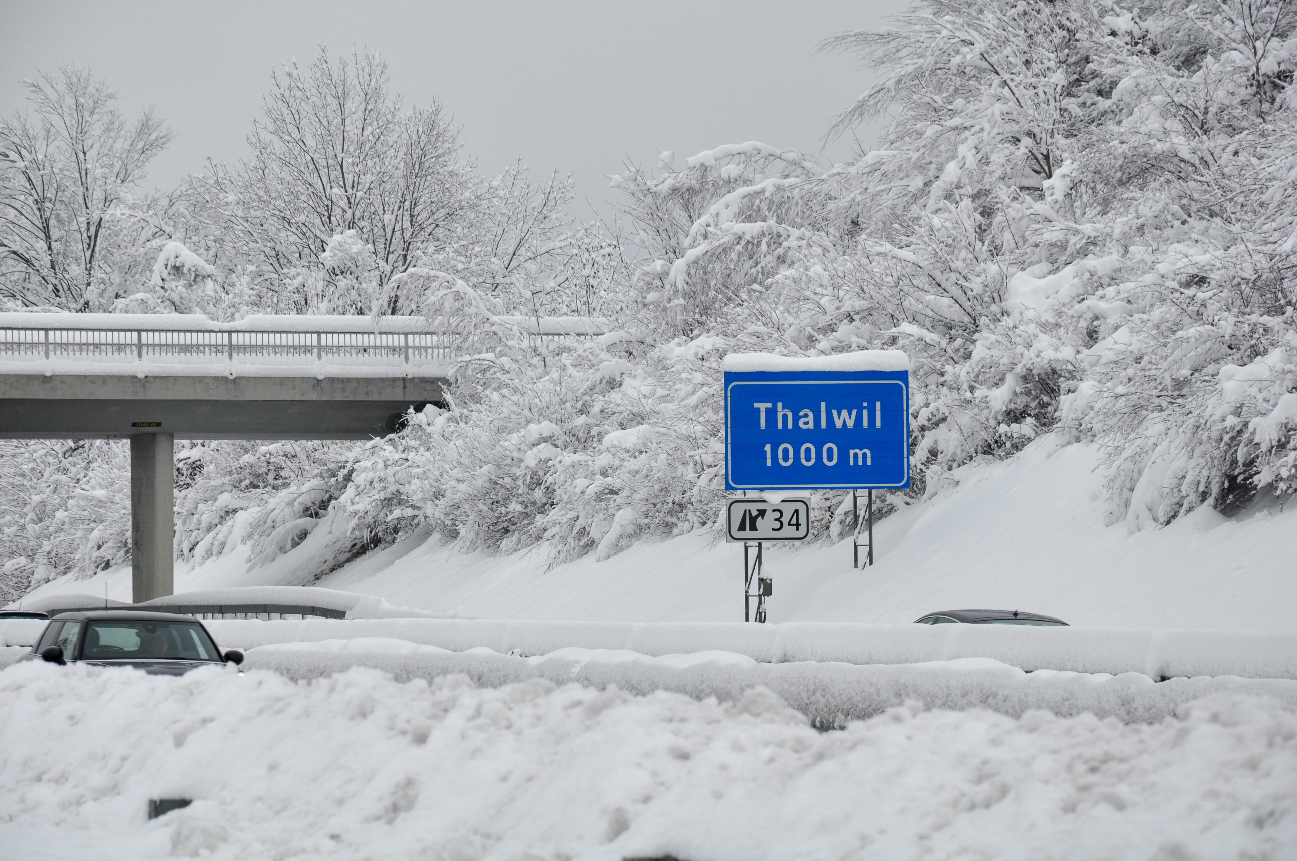 Ortsschild Autobahnausfahrt im Winter