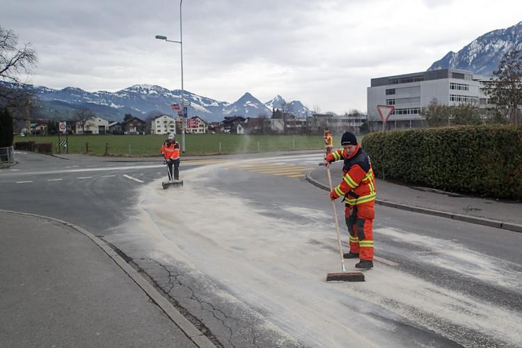 An der Robert-Durrerstrasse, am Bahnhof und in der Rieden muss eine Ölspur entfernt werden.