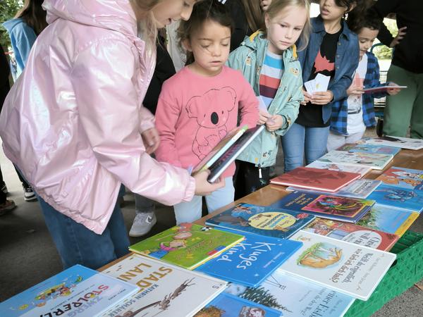 Bei der Wahl geeigneter Bücher wird kräftig unterstützt.