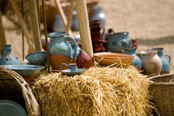 Gefässe aus dem Mittelalter auf einem Strohballen