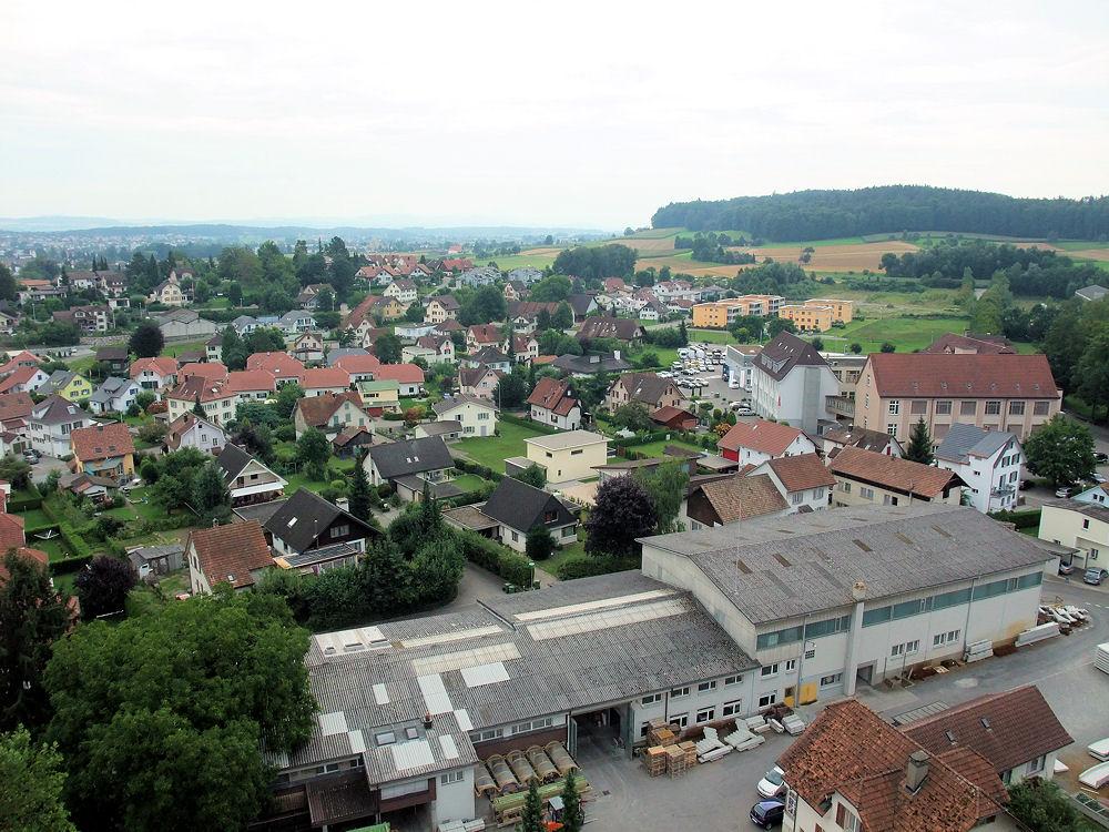Blick in Richtung Bullenberg und auf die Eichmatt mit der neuen Ueberbauung (gelbe Mehrfamilienhäuser). Im Vordergrund die Gebäude der Xaver Meyer AG.