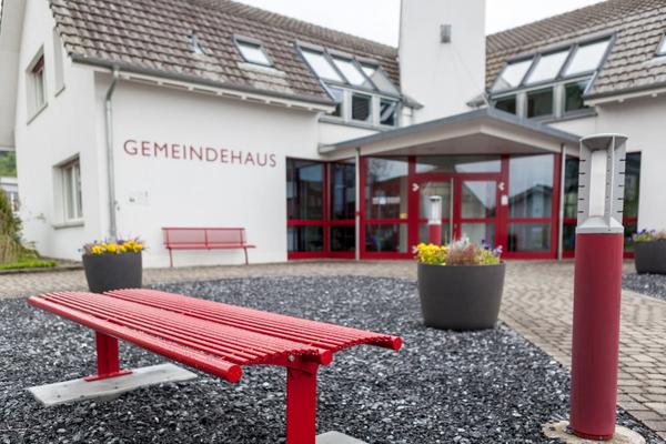 Bild Bänkli vor dem Gemeindehaus