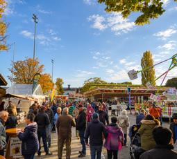 Jahrmarkt, viele Leute und Stände
