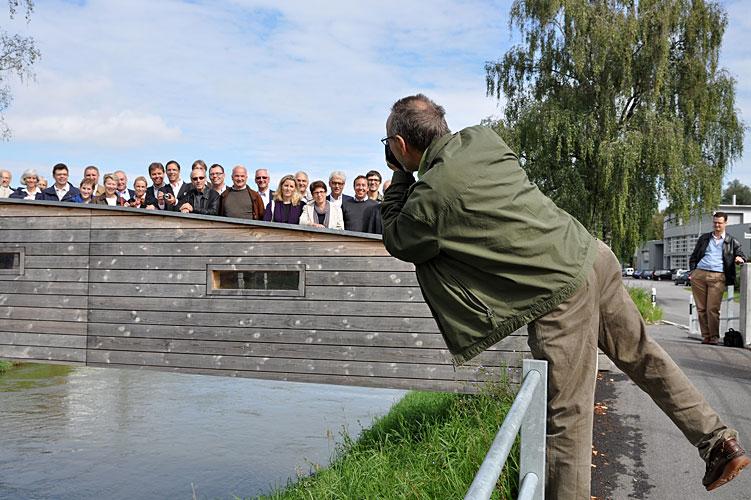 Ballanceakt von BT-Redaktor Norbert Waser für das Gruppenfoto über dem renaturierten Binnenkanal in Widnau.