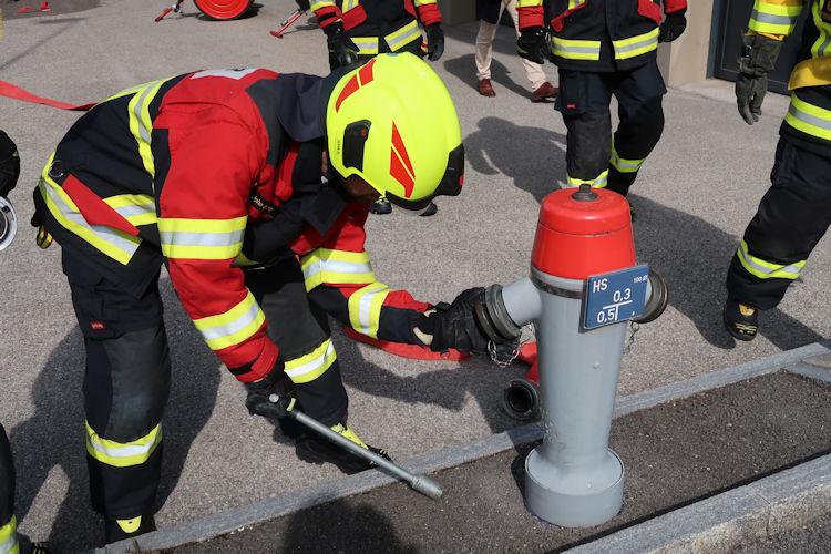 Der Hydrant wird in Betrieb genommen