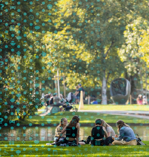 Stadtpark, Menschen sitzend im Gras
