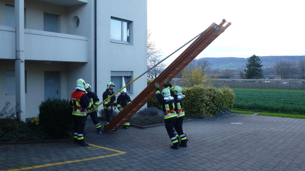 Die Feuerwehr Mammern beim stellen der 14m Leiter.