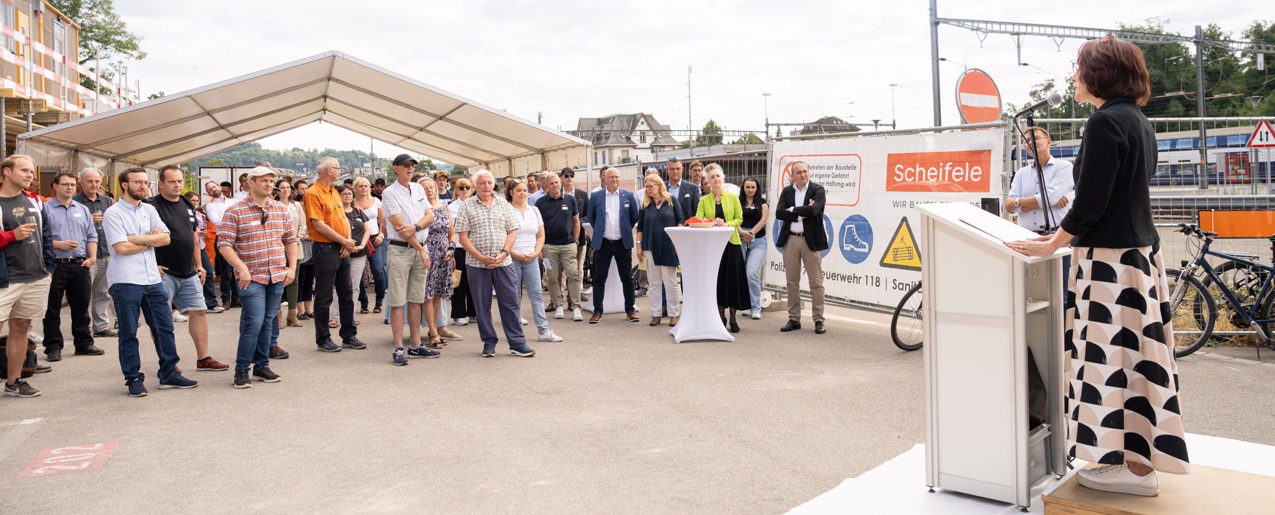 Etwas über 100 Personen sind am Spatenstich mit dabei. Stadträtin Andrea Spycher betont in ihrer Ansprache die Bedeutung der Passerelle für Bülach.
Foto: Andrea Lobsiger
