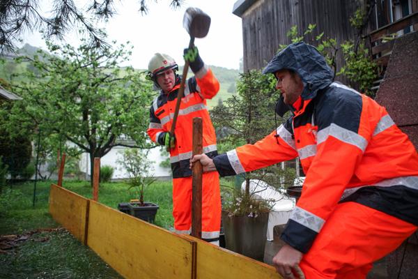 Bretter lenken das Oberflächenwasser vom Haus weg.