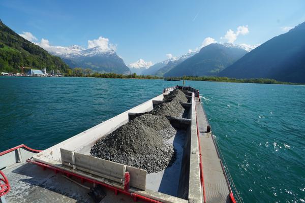 Die Seeschüttung Urnersee ist im Vollbetrieb. Bereits die erste Million Tonnen Ausbruchmaterial aus dem Bau der Zweiten Röhre des Gotthard-Strassentunnels wurde im Urnersee geschüttet.