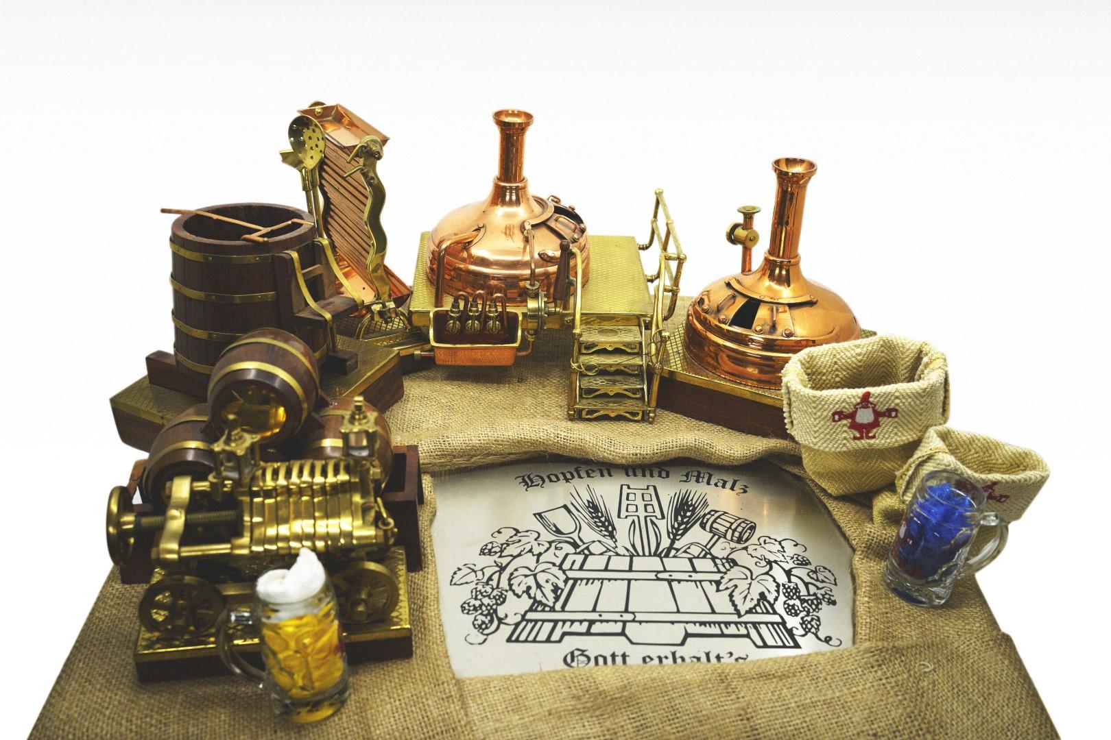 Werktitel: "Braukunst"
Beim Wort Kunst, denken wir an Braukunst  denn in der grossen Kunst des Bierbrauens gilt es, Beständigkeit in Qualität und Geschmack zu erreichen. Das traditionelle Handwerk üben wir in Baar seit bald 160 Jahren aus und sind stolz darauf, die Rohstoffe Wasser, Hopfen und Malz zu einem charakterstarken, genussreichen Schluck Bier umzuwandeln. 
Braukunst ist Kunst, weil das Endergebnis Freude verbreitet und Menschen zusammenbringt.