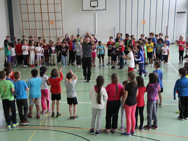Kinder-Besammlung in der Turnhalle