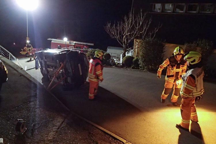 Am frühen Morgen kippt beim Gotthardli ein Auto auf die Seite. Die Strassenrettungsgruppe stellt es wieder auf die Räder.
