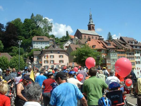 "Stop and Go" über die Rheinbrücke der beiden Laufenburg.
