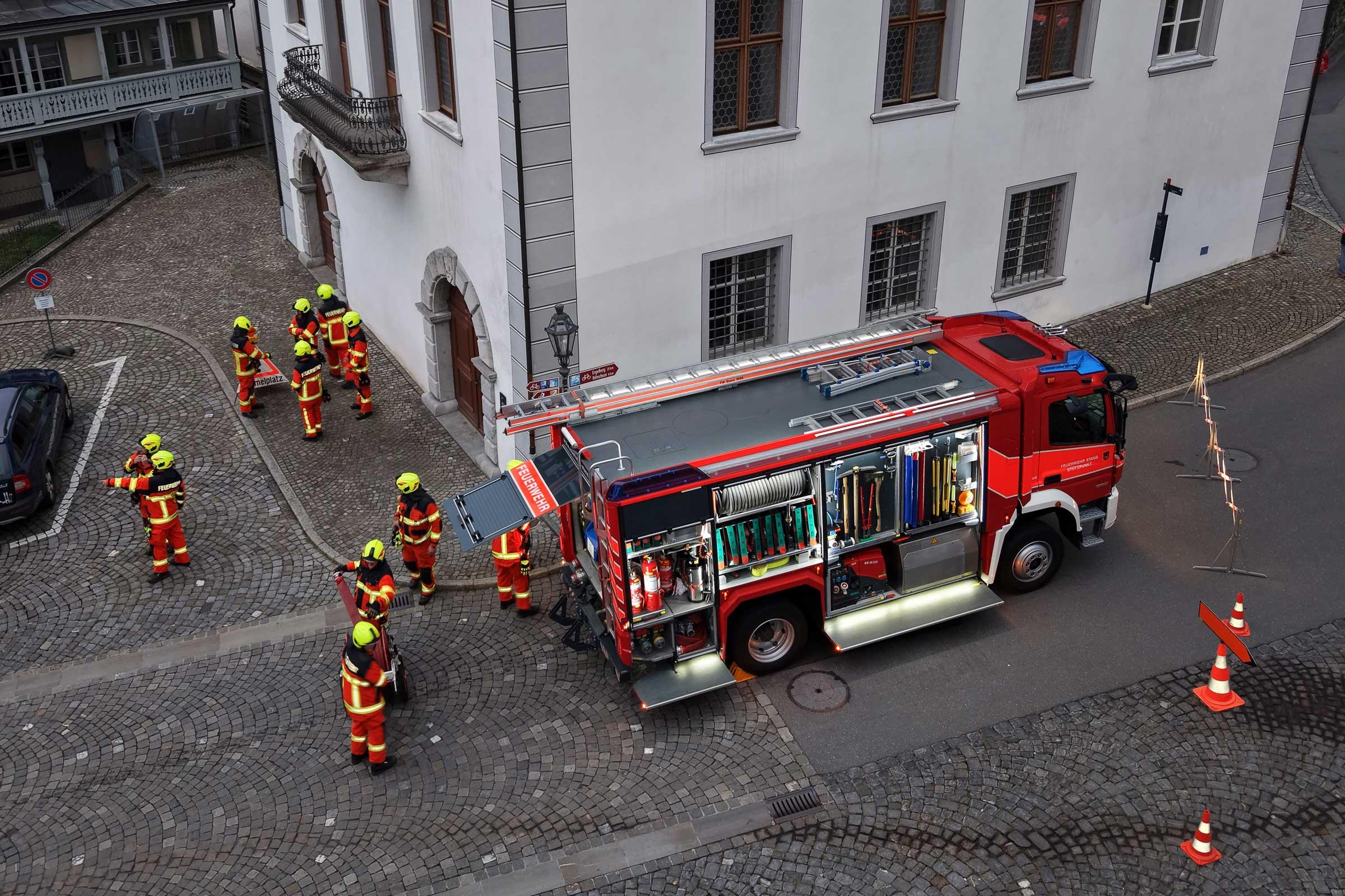 Rund um das Tanklöschfahrzeug entstehen Schlauchleitungen.