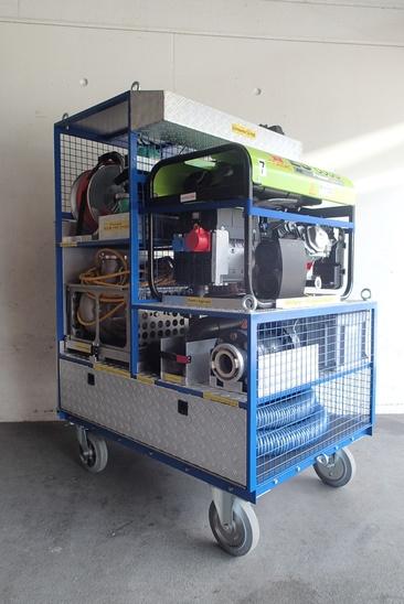 Breite: 860mm
Länge: 1230mm
Höhe: 1670mm
Gewicht 400 kg

Beladung:
1 Notstromaggregat 8.0 kW
1 Kabelrolle 25m, 380 Volt
1 Kabelrollen 50m, 220 Volt
1 Scheinwerfer 500 Watt, mit Stativ
1 Schmutzwasserpumpe "Chiemsee",(2200 lt/min)
1 Tauchpumpe mit Flachabsaugung "Mast K5SA",(330 lt/min)
1 Tauchpumpe "ECM 100-DS",(450 lt/min)
2 Schläuche formfest 75mm
1 Schachtabsaugung
1 Bogen 90°
1 Bogen 45°
1 Druckbrecher
2 Feuerwehrschlauch 75mm
2 Feuerwehrschlauch 55mm
1 Rako-Box 
   (1 Hilfsstrick, 2 Storzschlüssel, 1 Schraubenzieher)
1 Benzinkanister
