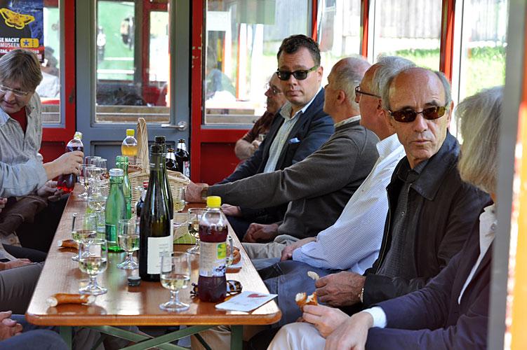 Zwischenverpflegung auf der Fahrt mit der von der Dampflok gezogenen Dienstbahn - ein Relikt aus der Zeit der Rheinbegradigung - von Lustenau zur Rheinmündung in den Bodensee.
