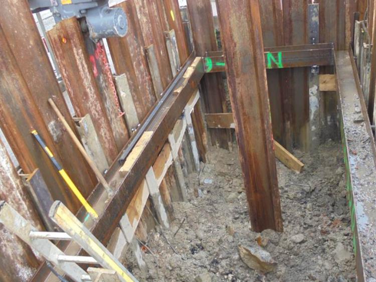 Entwässerung, Startgrube Rohrvortrieb, erstellen Rühlwand für Grubensicherung