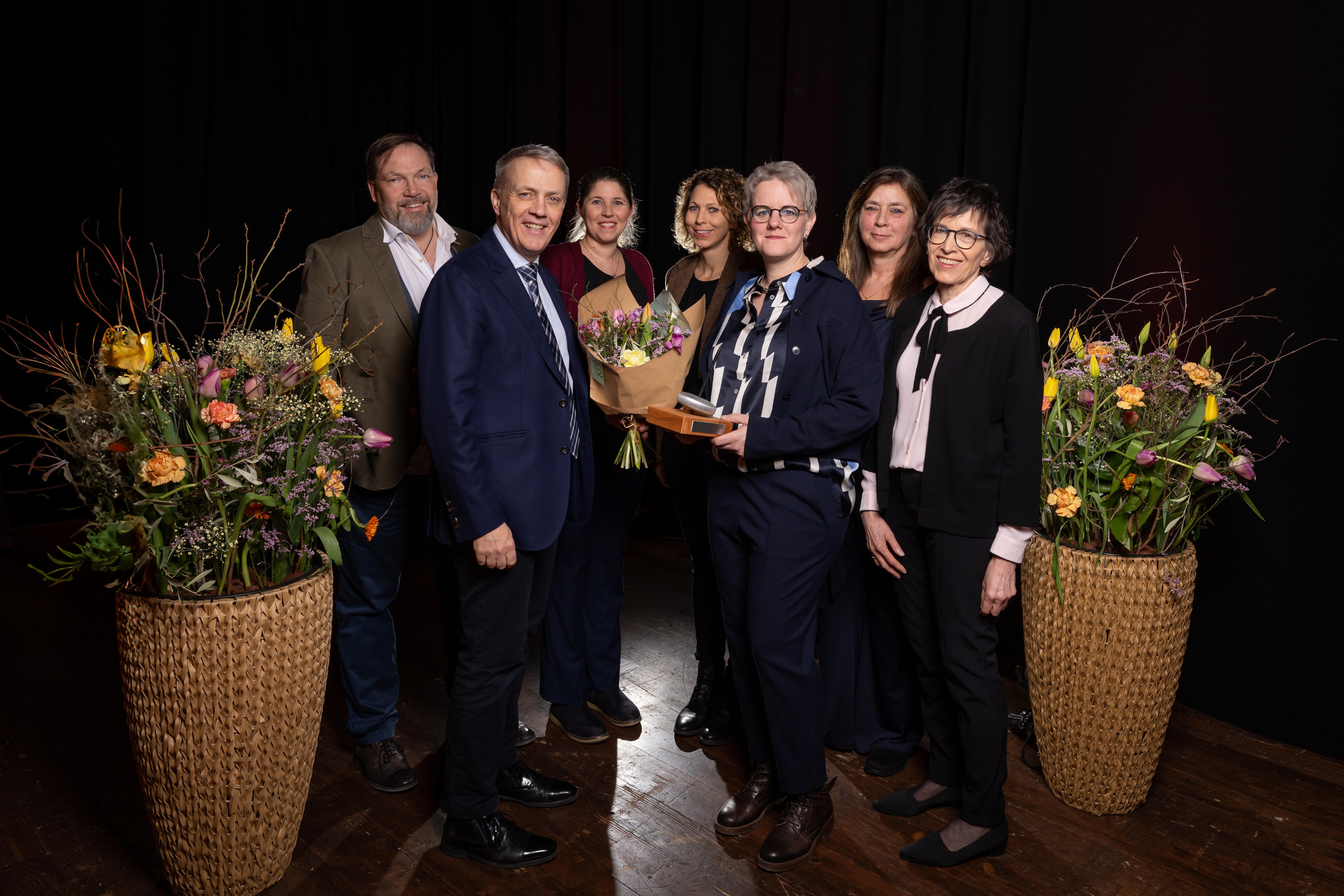 Stadtrat, Cla Famos und Gewinnerinnen Engagementpreis Familienzentrum Uster