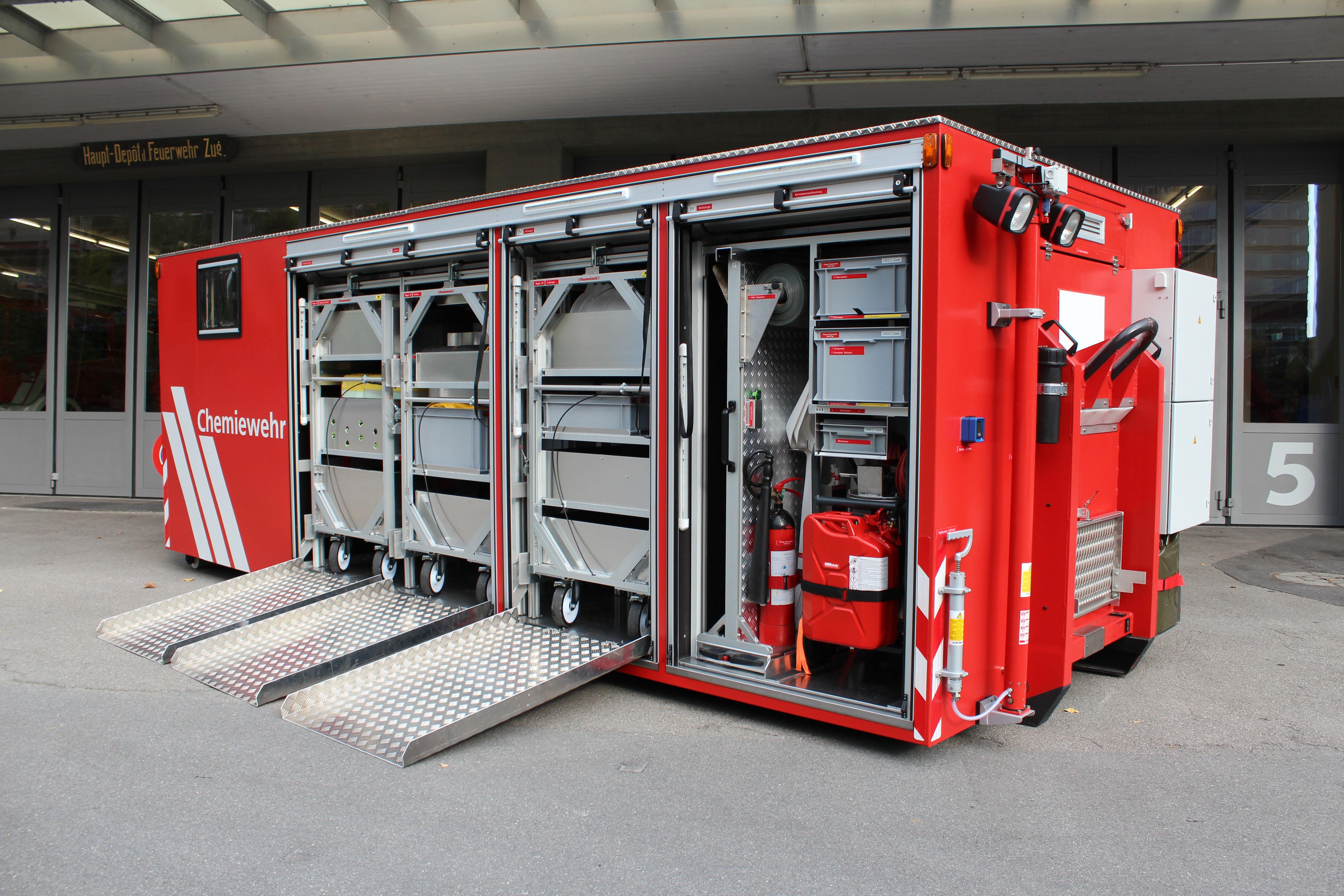 Feumotech, 2014
Vorne: Generator, Scheinwerfer, Kabelrollen, Heizofen, Pickel, Schaufel, Windmesser, Fass, Absperrmaterial, HotBox
Innenraum: Stabpumpe, Elro Pumpe, Auffangkombination, Potentialausgleichsmaterial, Schnelleinsatzzelt, Chemielüfter, Elektrolüfter, Beleuchtungsmaterial, Kabelrollen, Generator, Ölbinder, Laugen- und Säurebinder, Dichtkissen, Dichtmaterial, Auffangwannen
Hinten: IBC Container, Paloxen, Messgeräte, Stahlfass, Entsorgungsfass, Literatur