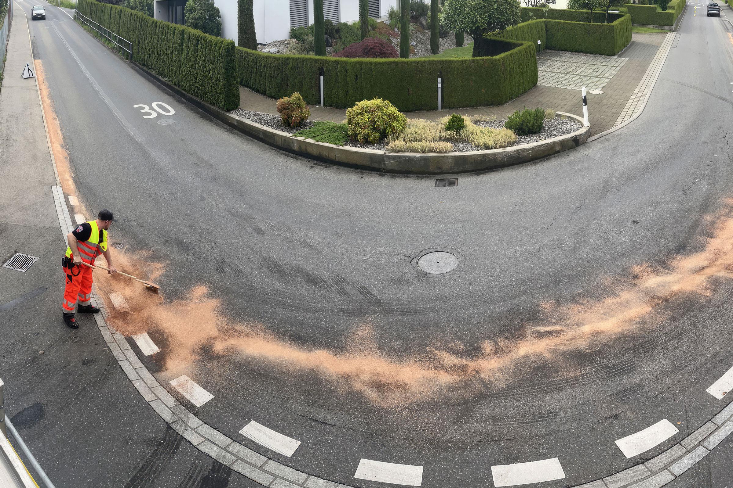 Stanser Feuerwehrleute und das Nidwaldner Strasseninspektorat beseitigen eine Ölspur, die sich über Stanser und Stansstader Strassen erstreckt.