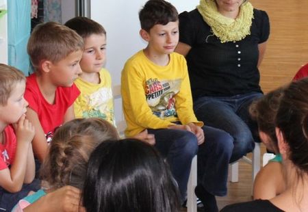 Gruppe von sitzenden Kindern