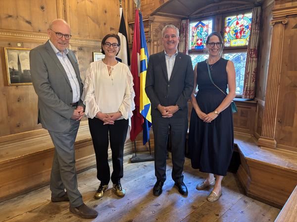 Besuch in der Grossen Stube (von links nach rechts): Landrat Jürg Zürcher, Statthalterin Valérie Favre Accola, Botschafter Jean-Paul Lemieux und Botschaftsrätin Virginie Lévesque.