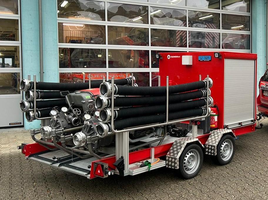 Pro Seite eine Motorspritze mit Zubehör.
Elektrisch absenkbar zum Ent- und Beladen.