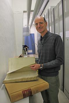 Thomas Friedlin blättert in historischen Brandlagerbüchern