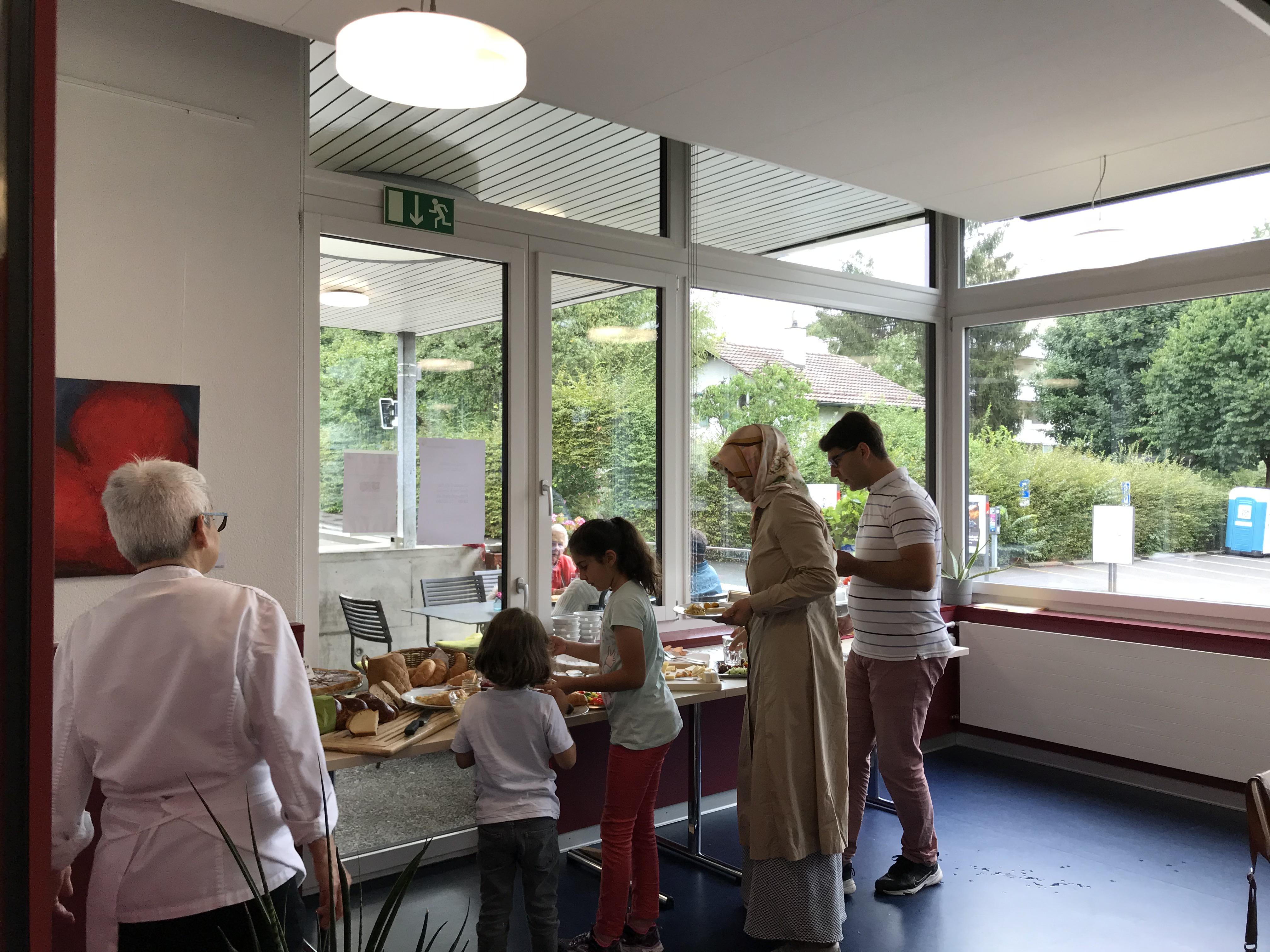 Die Quartierbevölkerung sowie Freiwillige waren zum Brunch im Quartierzentrum ChäppuTräff eingeladen.